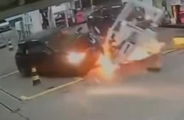 Veja: Motorista perde o controle, atinge bomba de combustível e provoca incêndio em posto de Brasília