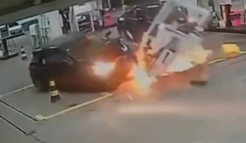 Veja: Motorista perde o controle, atinge bomba de combustível e provoca incêndio em posto de Brasília