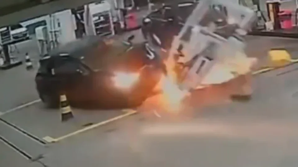 Veja: Motorista perde o controle, atinge bomba de combustível e provoca incêndio em posto de Brasília