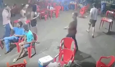 VEJA VÍDEO: homem é executado a tiros pelas costas enquanto conversava em bar