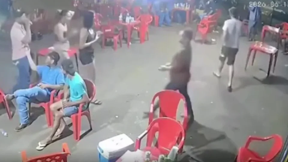 VEJA VÍDEO: homem é executado a tiros pelas costas enquanto conversava em bar