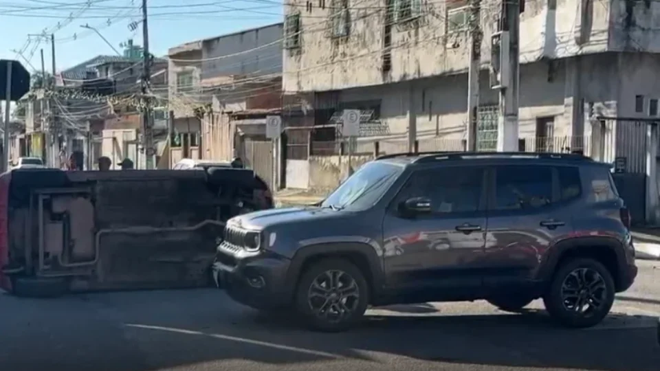 Acidente deixa três feridos em cruzamento de Belém