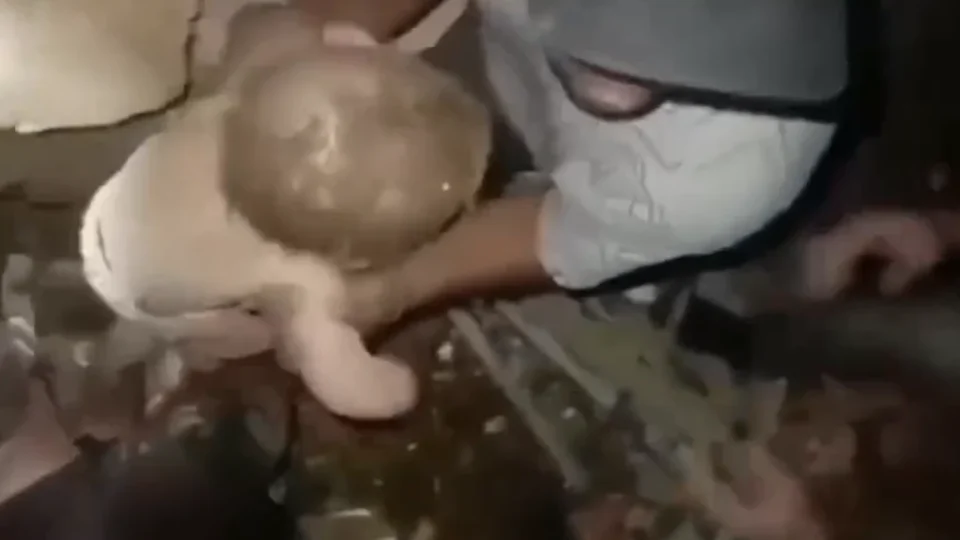 Veja: Bebê é retirado com vida dos escombros após terremoto de grande maginitude na Venezuela