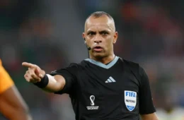 Árbitro brasileiro aplica “hat-trick” de expulsões na abertura da Copa do Mundo