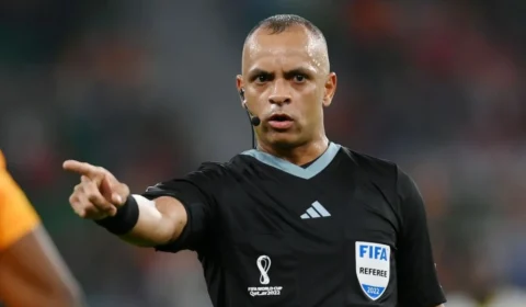 Árbitro brasileiro aplica “hat-trick” de expulsões na abertura da Copa do Mundo