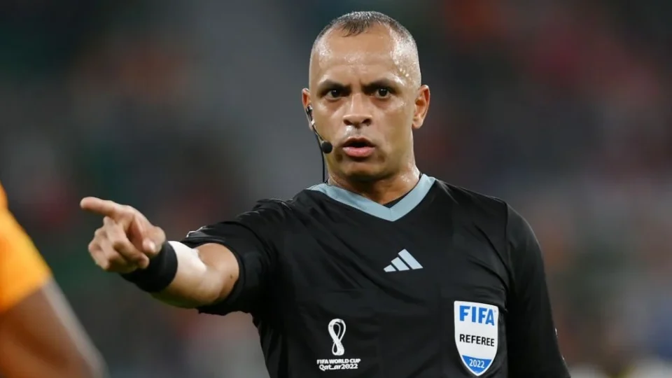 Árbitro brasileiro aplica “hat-trick” de expulsões na abertura da Copa do Mundo