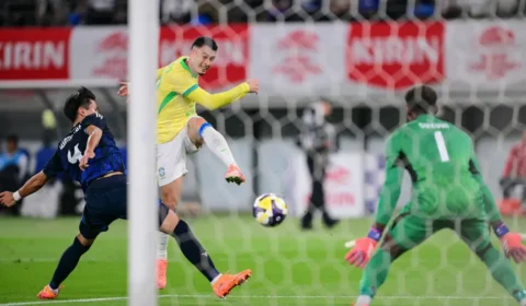 Brasil reage no segundo tempo, vence o Japão por 2 a 1 de virada e avança às oitavas da Copa do Mundo