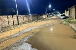 Cansados de promessas, moradores da Rua Telma Regina aguardam asfaltamento há mais de 25 anos
