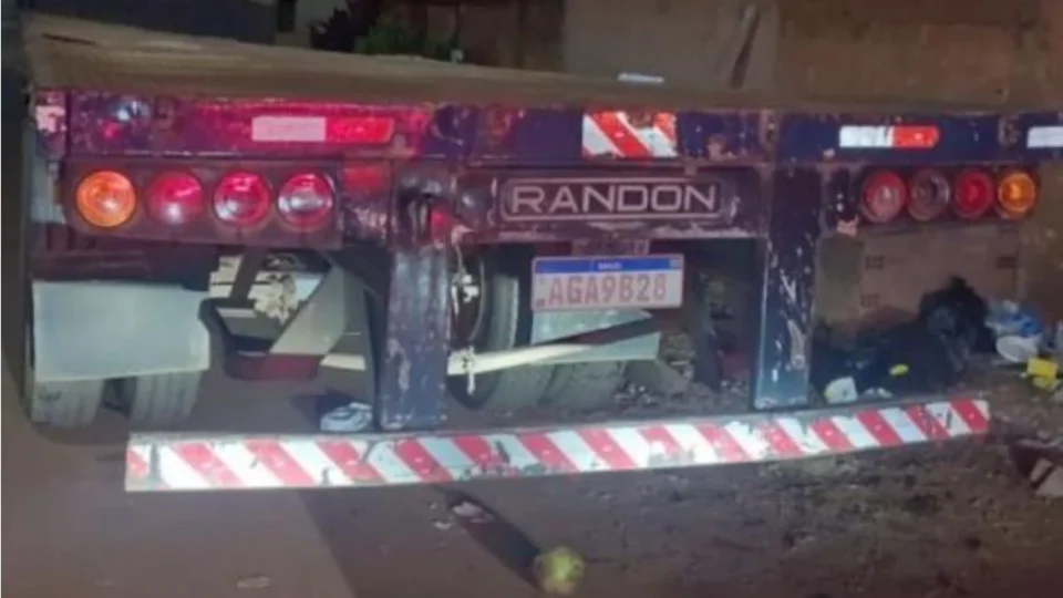Motociclista sofre grave fratura após bater em carreta estacionada em Porto Velho