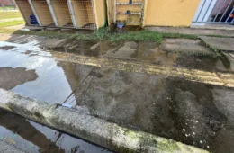 Moradores denunciam transbordamento de esgoto no residencial Porto Madero II em Porto Velho