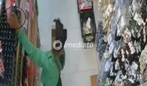 VEJA VÍDEO: Mulher é flagrada tentando esconder produto na calça durante furto em loja de cosméticos em Manaus
