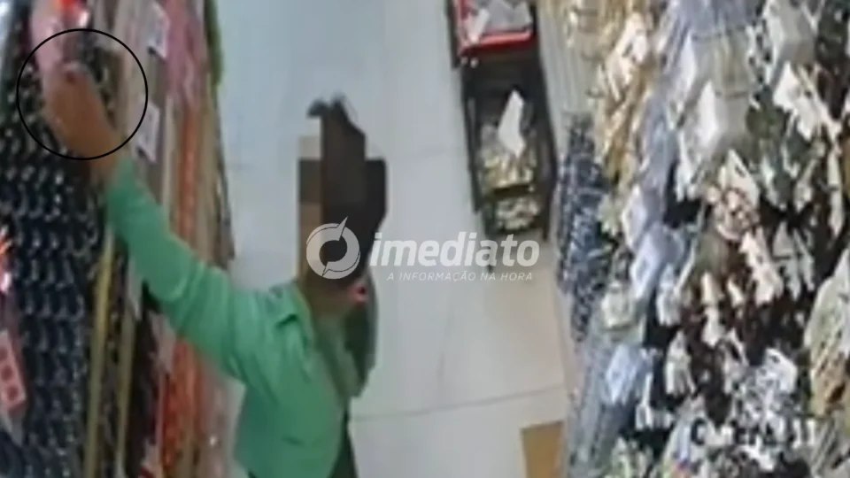 VEJA VÍDEO: Mulher é flagrada tentando esconder produto na calça durante furto em loja de cosméticos em Manaus