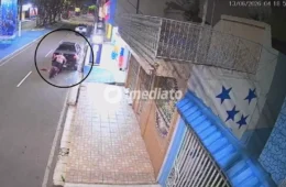 VEJA VÍDEO: Motociclista fica ferido após bater violentamente na traseira de carro estacionado no Amazonas