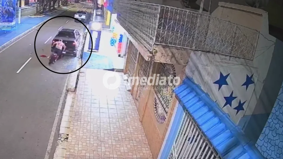 VEJA VÍDEO: Motociclista fica ferido após bater violentamente na traseira de carro estacionado no Amazonas