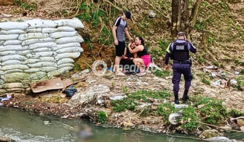 Veja as imagens: Mãe entra em desespero após corpo do filho ser encontrado em igarapé na Compensa