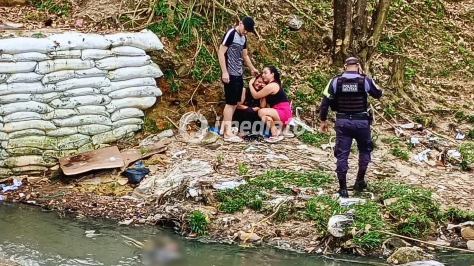 Veja as imagens: Mãe entra em desespero após corpo do filho ser encontrado em igarapé na Compensa