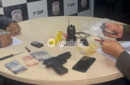 Dupla é presa com drogas e simulacro de arma durante ação da Polícia Militar no bairro Praça 14, em Manaus