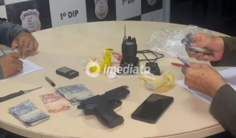 Dupla é presa com drogas e simulacro de arma durante ação da Polícia Militar no bairro Praça 14, em Manaus