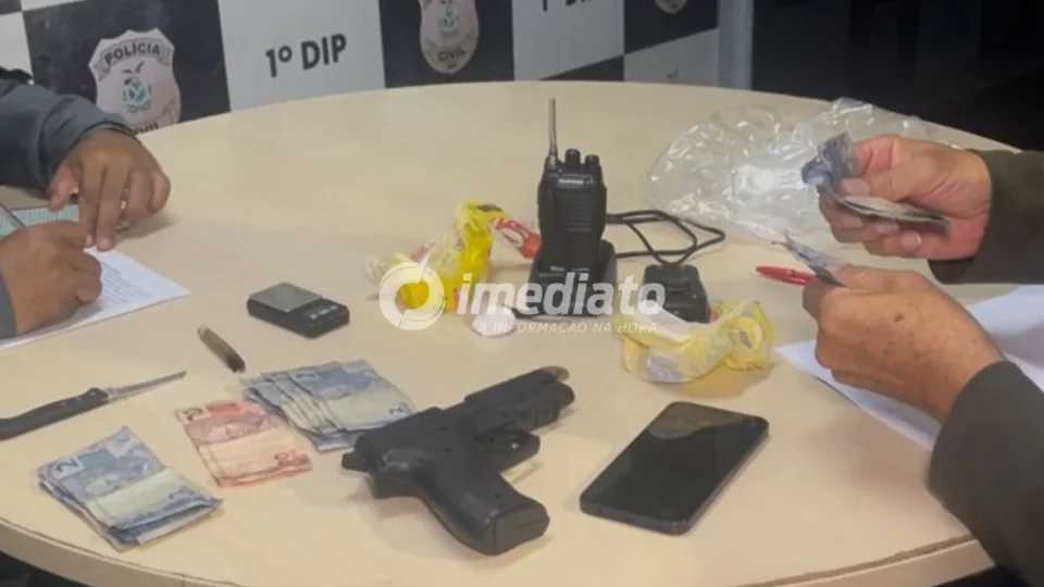 Dupla é presa com drogas e simulacro de arma durante ação da Polícia Militar no bairro Praça 14, em Manaus
