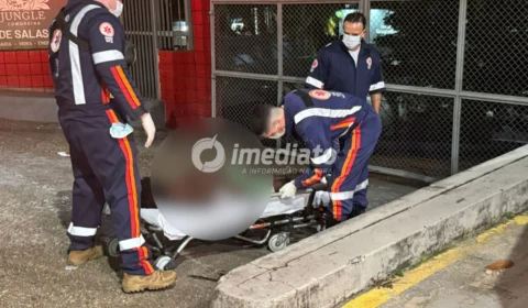 Homem em situação de rua é socorrido em estado grave após ser esfaqueado na avenida Efigênio Salles, em Manaus