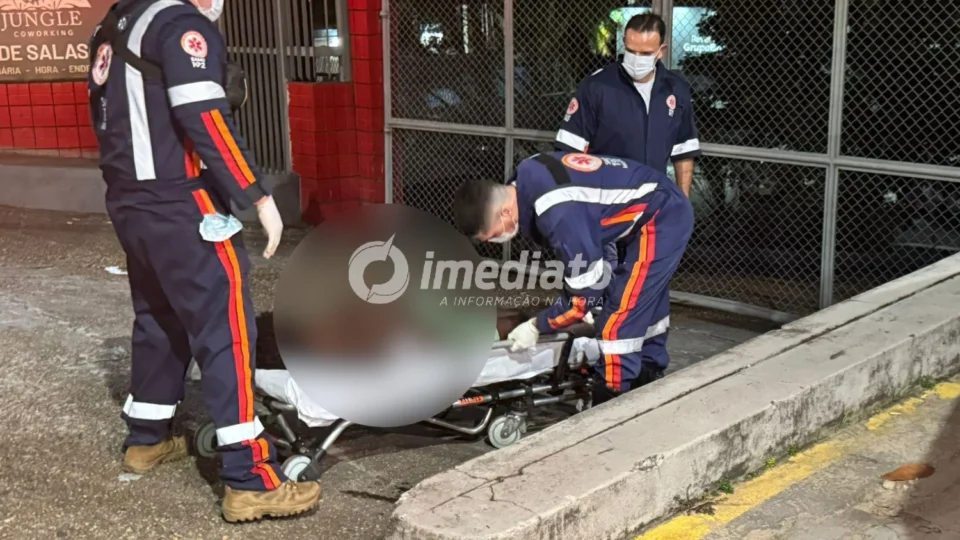 Homem em situação de rua é socorrido em estado grave após ser esfaqueado na avenida Efigênio Salles, em Manaus