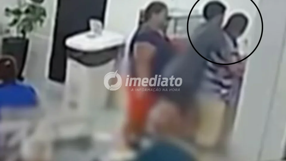 VEJA VÍDEO: Menino de 11 anos salva idoso engasgado em restaurante após aplicar técnica aprendida no Bombeiro Mirim