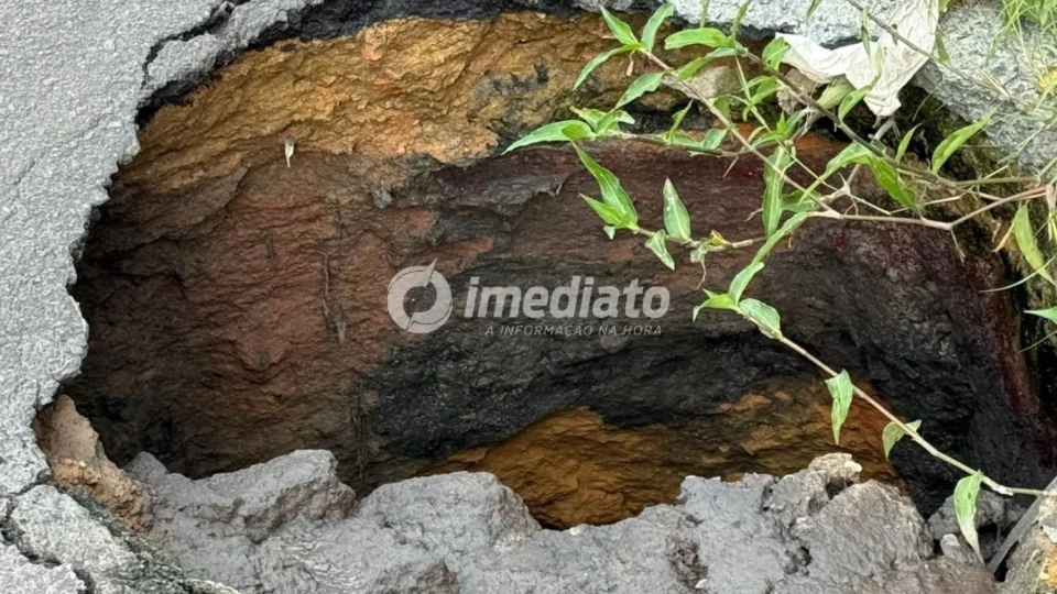 Moradores denunciam risco de erosão e cobram solução para buraco na Rua Barão do Rio Branco