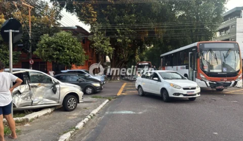 Veja vídeo: Colisão entre carro e ônibus deixa uma pessoa ferida na Avenida Carvalho Leal, em Manaus