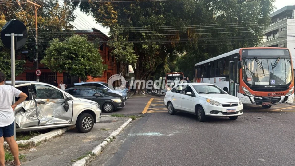 Veja vídeo: Colisão entre carro e ônibus deixa uma pessoa ferida na Avenida Carvalho Leal, em Manaus