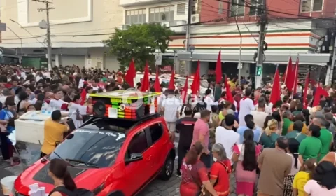 Procissão de Corpus Christi reúne centenas de fiéis no centro de Manaus em momento de fé e devoção