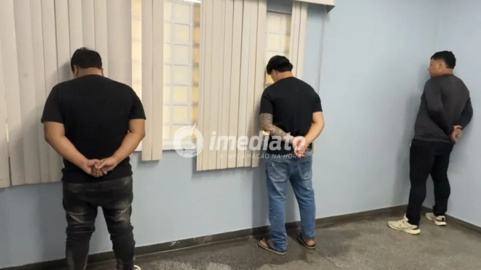 Trio é preso após se passar por entregadores e aplicar golpe com empréstimos fraudulentos em Manaus 