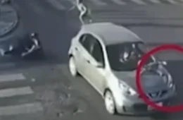 VEJA VÍDEO: Bebê é arremessado e fica preso em capô de carro após família ser atropelada em faixa de pedestres