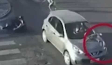 VEJA VÍDEO: Bebê é arremessado e fica preso em capô de carro após família ser atropelada em faixa de pedestres