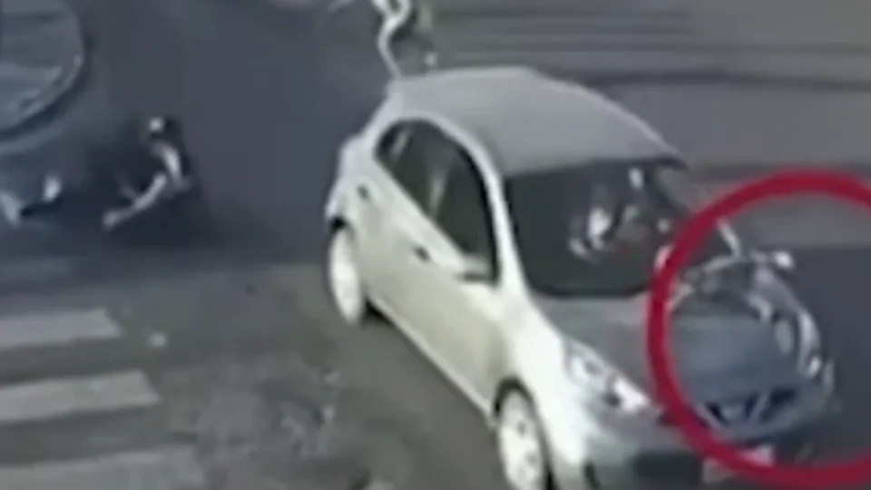 VEJA VÍDEO: Bebê é arremessado e fica preso em capô de carro após família ser atropelada em faixa de pedestres