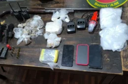 Foragido da Justiça é preso com armas e drogas durante operação em flutuante no interior do AM
