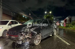 Motorista perde controle de carro na chuva, colide em poste de iluminação e motociclista escapa de ser atingido na Avenida Cosme Ferreira