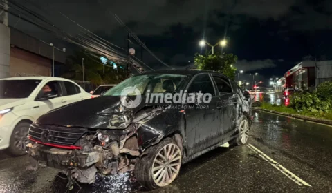 Motorista perde controle de carro na chuva, colide em poste de iluminação e motociclista escapa de ser atingido na Avenida Cosme Ferreira