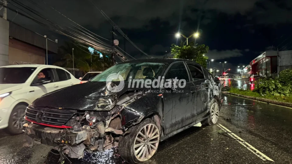 Motorista perde controle de carro na chuva, colide em poste de iluminação e motociclista escapa de ser atingido na Avenida Cosme Ferreira