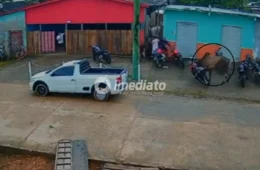 VEJA VÍDEO: Boi solto provoca correria, derruba motocicleta e assusta moradores no interior do Amazonas