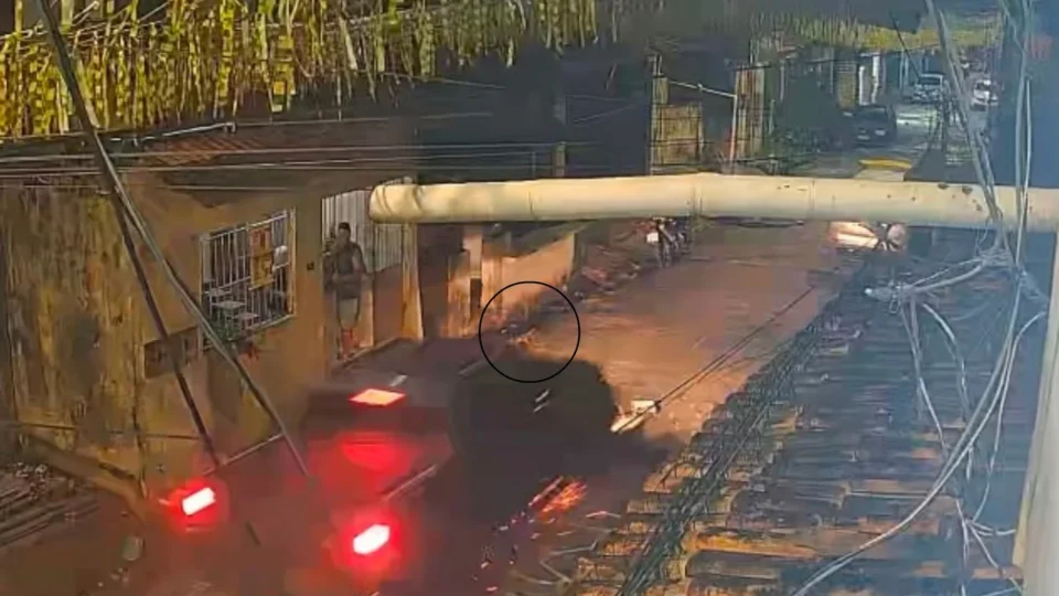 VEJA VÍDEO: Motorista atropela grupo de moradores que decorava rua para a Copa do Mundo, deixa feridos e foge em Belém