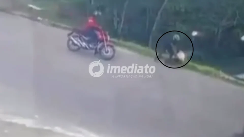 VEJA VÍDEO: Vítima reage a tentativa de assalto, entra em luta corporal e persegue criminosos em Manaus