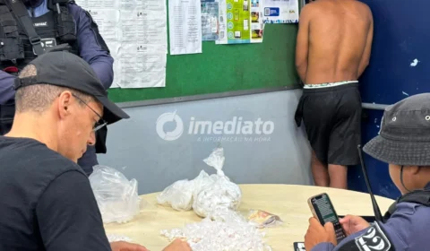 Homem é preso com mais de 700 porções de drogas após tentar fugir da Força Tática em Manaus