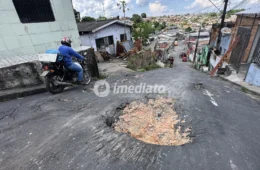 Moradores denunciam abandono e buracos que viraram risco constante de acidentes no bairro Novo Israel