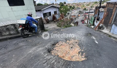 Moradores denunciam abandono e buracos que viraram risco constante de acidentes no bairro Novo Israel
