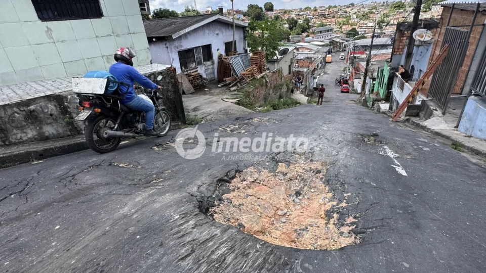 Moradores denunciam abandono e buracos que viraram risco constante de acidentes no bairro Novo Israel