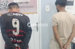 Rocam prende dupla suspeita de praticar assaltos em Manaus e apreende 11 celulares, simulacro de arma e objetos roubados