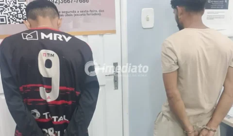 Rocam prende dupla suspeita de praticar assaltos em Manaus e apreende 11 celulares, simulacro de arma e objetos roubados