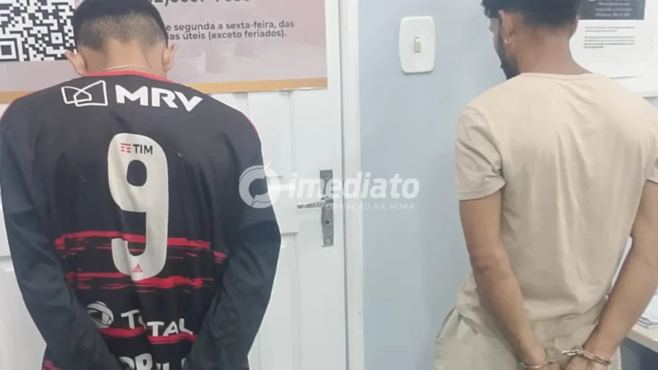 Rocam prende dupla suspeita de praticar assaltos em Manaus e apreende 11 celulares, simulacro de arma e objetos roubados