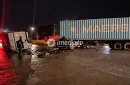 Carreta colide na traseira de semirreboque, tem cabine destruída e interdita avenida no Distrito Industrial de Manaus