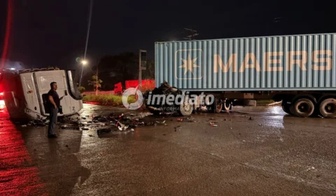 Carreta colide na traseira de semirreboque, tem cabine destruída e interdita avenida no Distrito Industrial de Manaus